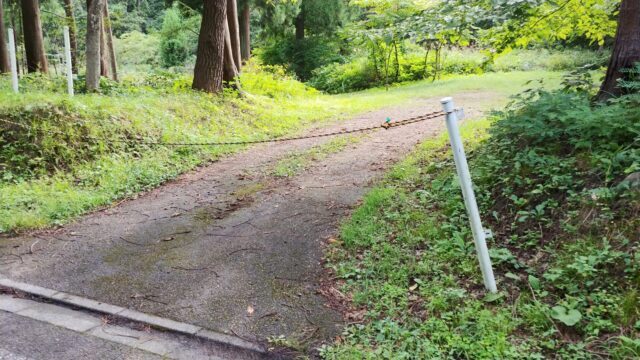 合子沢養魚場駐車場ロープ